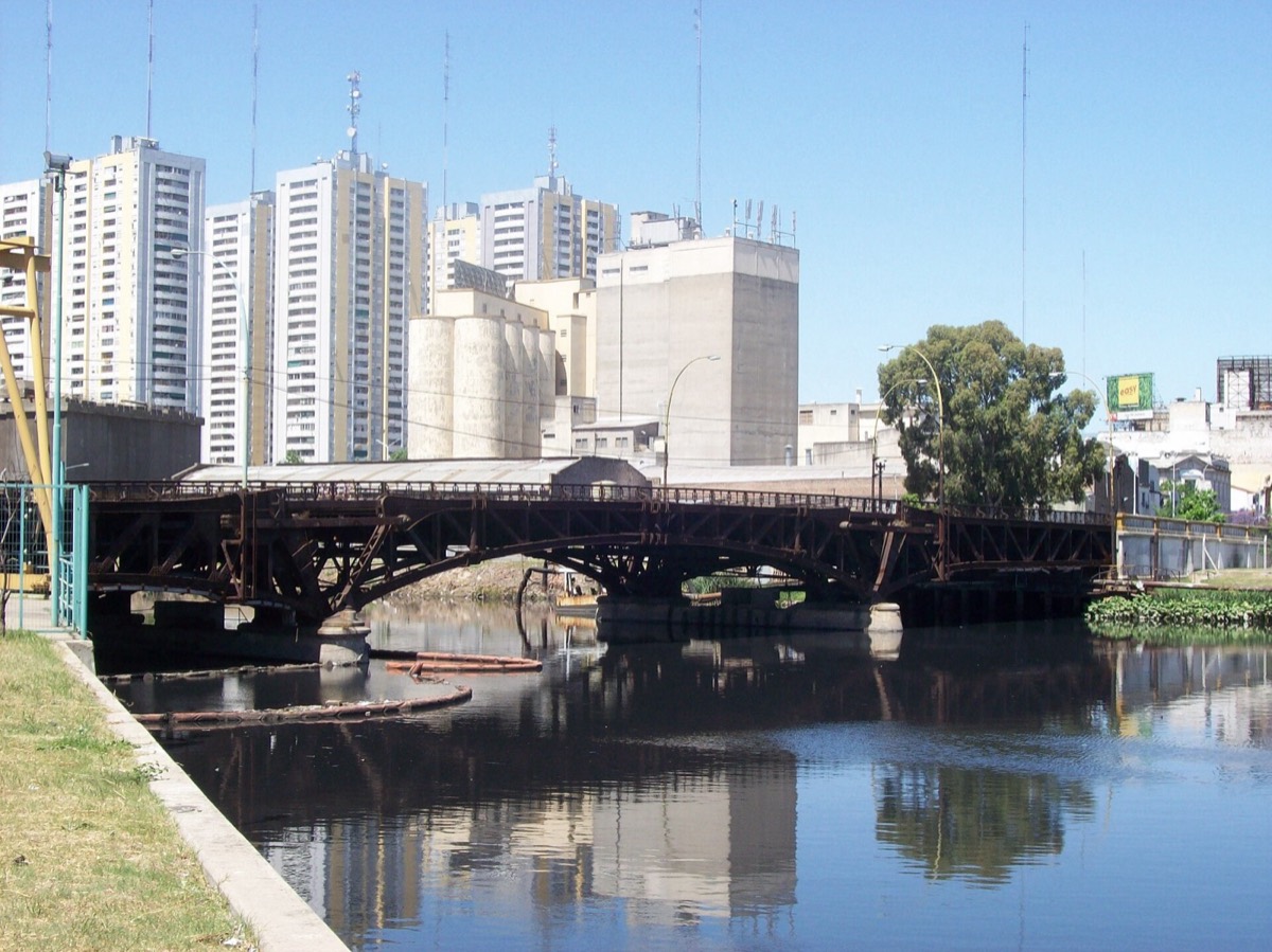 El viejo Puente Pueyrredón sobre el Riachuelo, con Avellaneda al fondo.