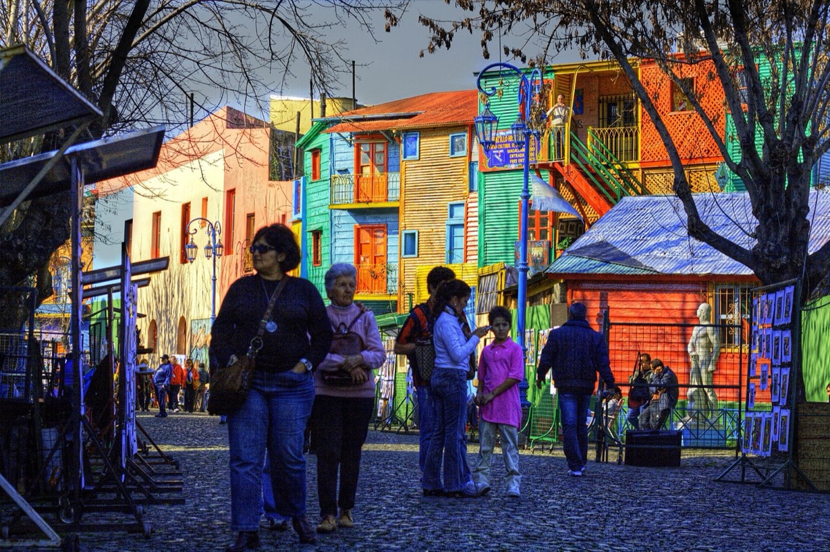 Caminito, en La Boca, a pocas cuadras de la Bombonera.