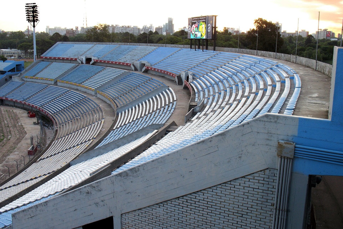 La tribuna Colombes, detrás de uno de los arcos.
