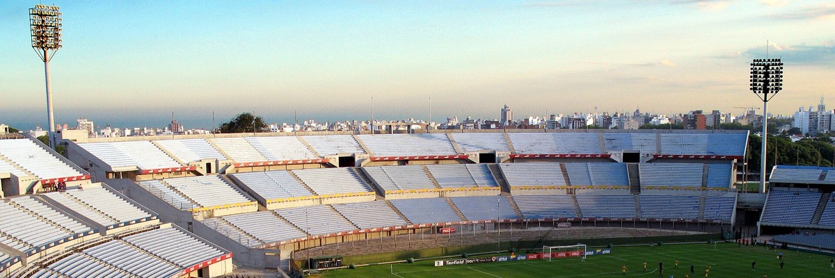 La tribuna Ámsterdam, con la ciudad de fondo.