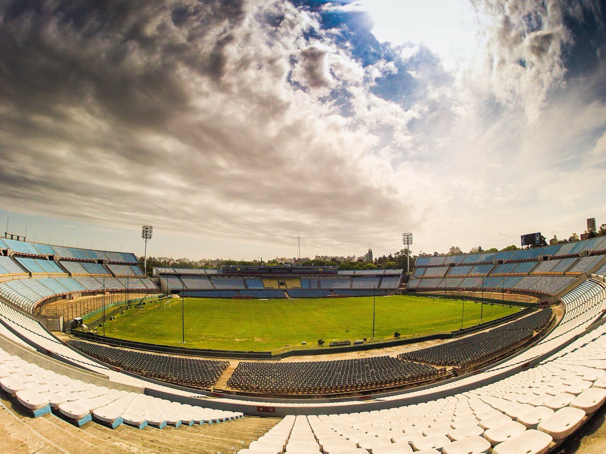 El Centenario hoy, todavía sin techo.