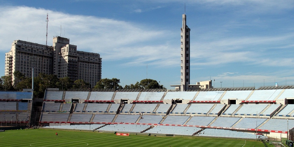 La tribuna Olímpica y, detrás, la Torre de los Homenajes.