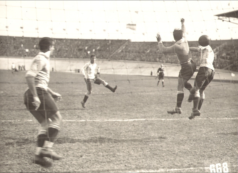 Una jugada de la final entre Uruguay y Argentina.