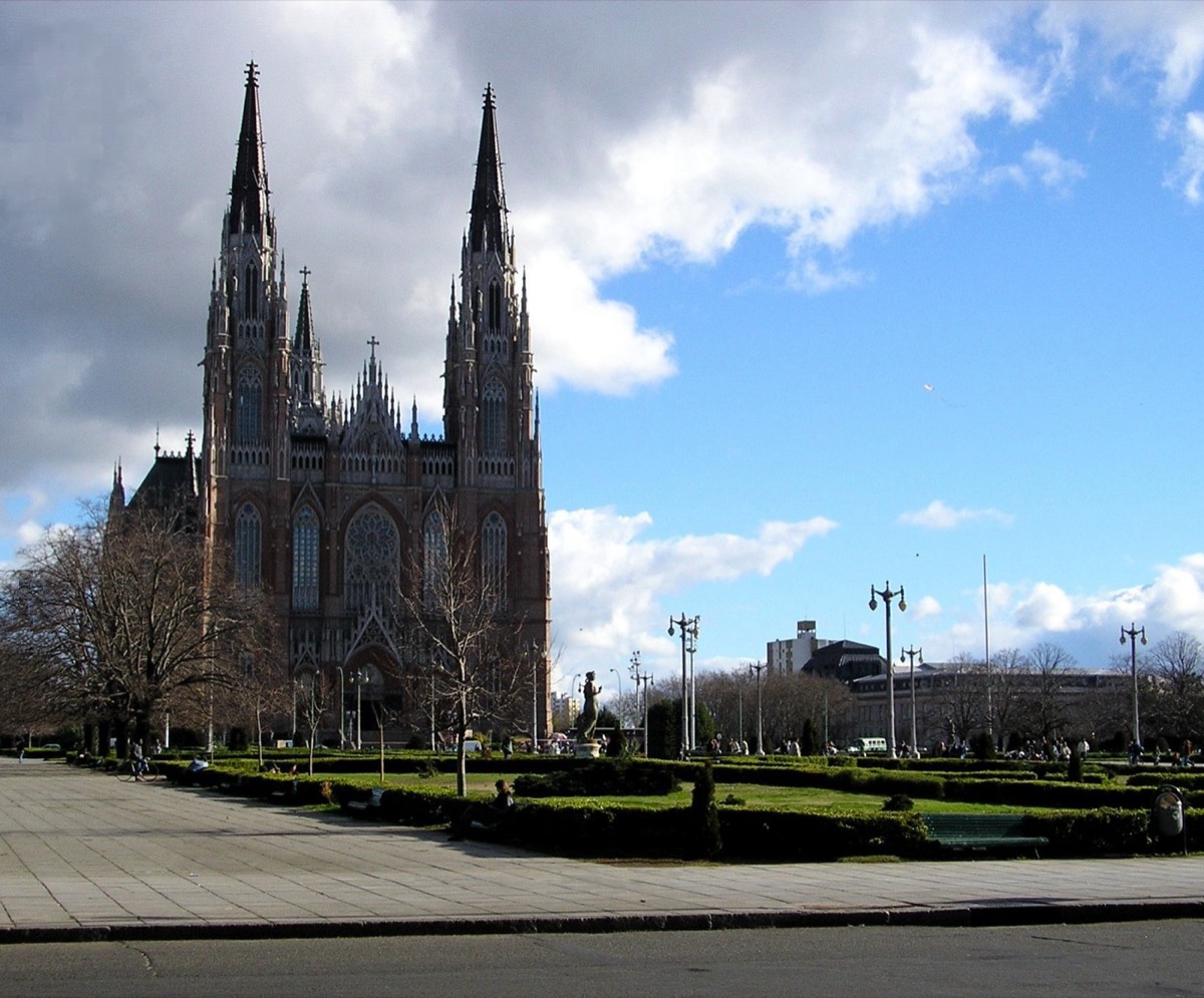 La Plaza Moreno y la catedral de La Plata.