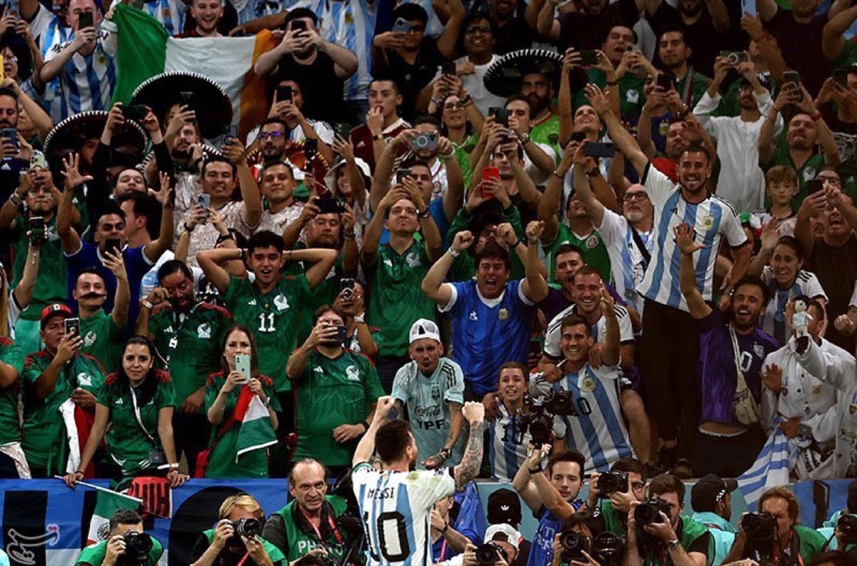 Messi festeja con la hinchada argentina en el Mundial 2022.