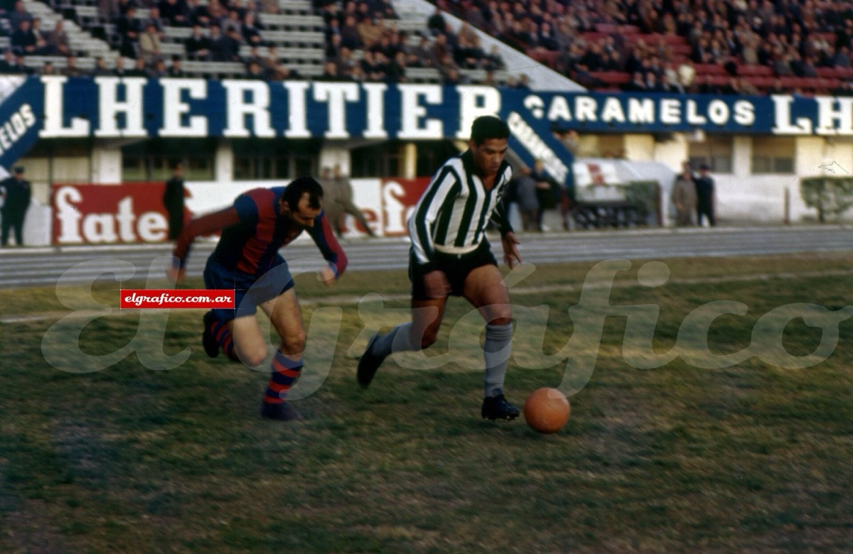 Garrincha, con Botafogo, en el Monumental en 1964.