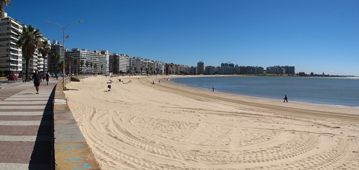 La playa de Pocitos hoy.