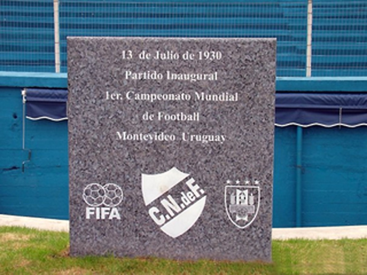 La placa que la FIFA puso en el Gran Parque Central en 2005.