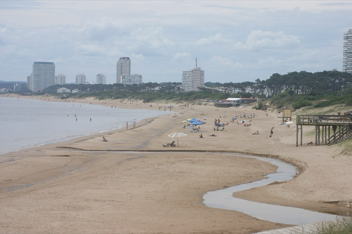 La playa Mansa, en Punta del Este.